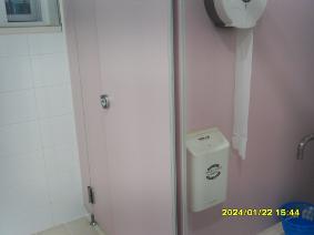 화장실 내 안내 스티커 교체를 위한 제거 작업