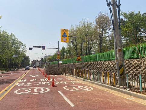 학교앞 통행로 가로수 정비 공사