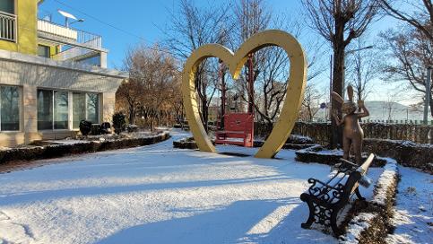 첫 눈이 오는 날 아침 풍경